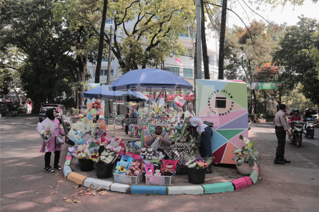 Foto Taman Segitiga (Tugu Toga) yang dipenuhi penjual karangan bunga pada Sabtu (27/8). Kondisi taman tersebut juga dipercantik dengan pengecatan ulang dan penambahan hiasan.