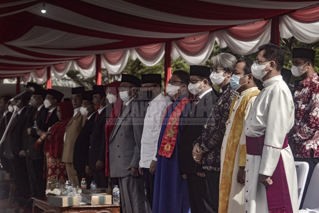 Jajaran tamu undangan yang sedang berdiri saat menyanyikan lagu Kebangsaan Indonesia Raya.