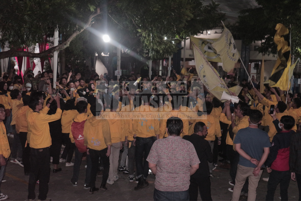 Foto arak-arakan yang dilakukan oleh mahasiswa Fakultas Teknik di depan Aula Unisba.