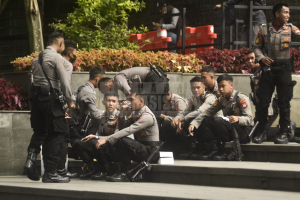 Foto para anggota polisi yang tertangkap kamera Pers Suara Mahasiswa sedang bersantai setelah pelaksanaan upacara. 