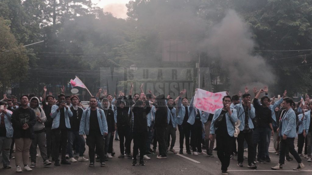 Sejumlah mahasiswa Unisba sedang melakukan aksi penolakan kenaikan harga BBM di depan Gedung DPRD Jawa Barat Jalan Dipenogoro No.27 pada Selasa (13/09).