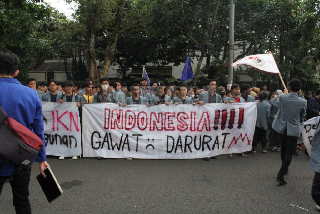 Sejumlah mahasiswa kembali berjajar di depan Gedung DPRD Jalan Dipenogoro no.27 pada Jumat (16/09) dalam aksi lanjutan menolak kenaikan harga BBM.