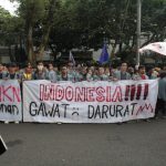 Sejumlah mahasiswa kembali berjajar di depan Gedung DPRD Jalan Dipenogoro no.27 pada Jumat (16/09) dalam aksi lanjutan menolak kenaikan harga BBM.