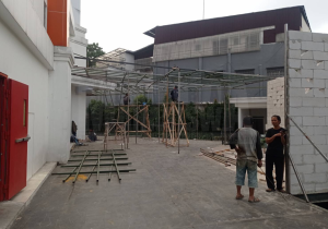 Pembangunan kantin baru yang dilakukan oleh Unisba melalui PT Uzma Prima Sinergi. (Foto: Adelia Nanda Maulana/SM)
