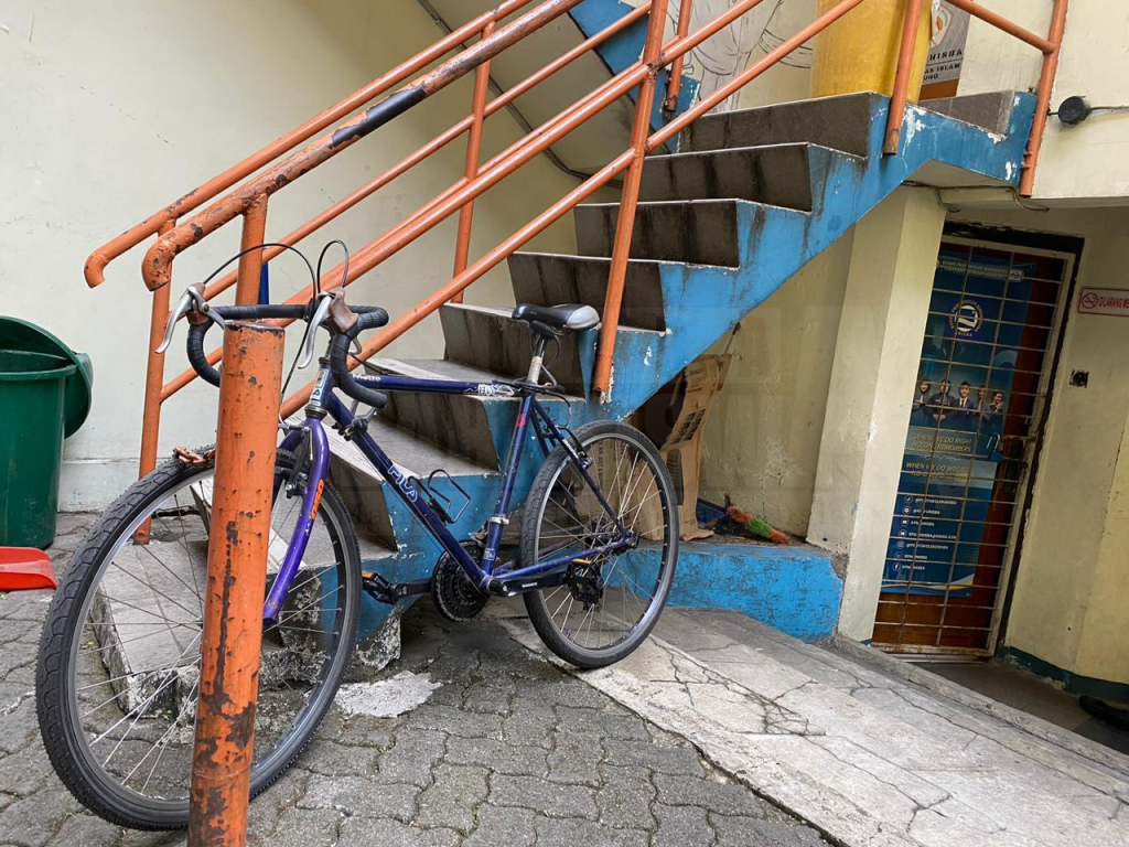 Sepeda milik salah satu mahasiswa yang bersepeda menuju kampus diparkirkan di tangga Sekretariat UKM Bela Diri Unisba. (Foto: Tsabit Aqdam Fidzikrillah/SM)