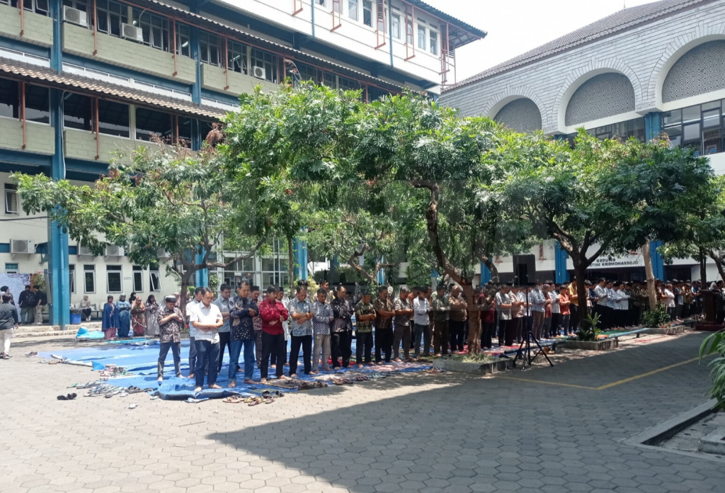 Sholat Ististqa yang dilaksanakan di tempat parkir utama Kampus I Unisba, Jl. Tamansari I, Kota Bandung, pada Jumat, (13/10). (Foto: Nabil Fadilah/SM)
