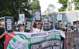 Aksi solidaritas untuk Palestina dan daerah-daerah lain yang megalami penindasan serupa. Aksi ini digelar oleh Aliansi Gerakan Rakyat Indonesia Untuk Kemerdekaan Palestina di Taman Dago Cikapayang, pada Minggu, (19/11). (Foto: Muhammad Dwi Septian/SM)
