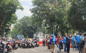 Beberapa serikat buruh di Jawa Barat menggelar aksi untuk menolak penetapan UMK yang berdasar pada PP No. 51 Tahun 2023. Aksi ini dilaksanan di depan Gedung Sate. (Foto: Istimewa)