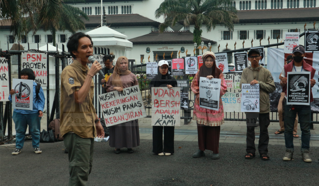 Wahana Lingkungan Hidup (Walhi) Jawa Barat serta beberapa organisasi pro lingkungan hidup lain menggelar aksi kampanye dalam merespon kondisi lingkungan di Jawa Barat yang buruk. (Foto: Tsabit Aqdam Fidzikrillah/SM)