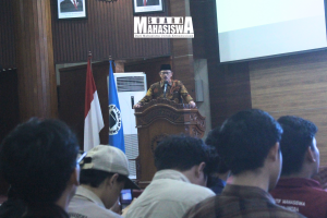 Calon Rektor Unisba periode 2025-2029 sedang memaparkan program kerja untuk empat tahun ke depan di Gedung Hj. Kartimi Kridhoharsojo pada Rabu, (19/02).