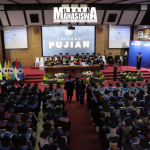 Suasana prosesi wisuda gelombang I Tahun Akademik 2025/2026 yang berlangsung di Gedung Hj. Kartimi Kridhoharsojo tepatnya di Aula Utama Unisba pada Sabtu, (14/2). (Foto: Siti Nur Halizah/Job).