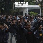 Suasana massa aksi melakukan long march menuju titik aksi yang bertempat di Gedung Dewan Perwakilan Rakyat Daerah (DPRD) Provinsi Jawa Barat, Jl. Diponegoro No. 27, Kota Bandung pada Senin, (15/6).   (Foto: Dandi Pangestu Rusyanadi/SM).