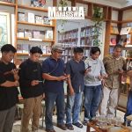 Suasana pembacaan petisi oleh sejumlah warga dari kawasan pegunungan Jawa Barat dalam konferensi pers di Perpustakaan Bunga di Tembok, Kota Bandung, pada Senin, (8/6).    (Foto: Violetta Kahyang Lestari Fauzi/SM).