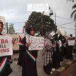 Potret massa aksi memegang berbagai poster dalam Aksi Solidaritas untuk Warga Palestina di depan Monumen Dasasila Bandung, Jl. Asia Afrika, Kota Bandung pada Minggu, (31/5). (Foto: Wiam Fadlul Rahman/SM).