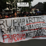 Potret aksi demonstrasi yang dihadiri oleh berbagai elemen masyarakat maupun mahasiwa di depan Gedung Dewan Perwakilan Rakyat Daerah (DPRD) Provinsi Jawa Barat, Jl. Diponegoro No. 27, Kota Bandung pada Kamis, (11/6).    (Foto: Siska Vania/SM).