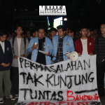 Potret pembacaan pers rilis oleh koordinator lapangan aksi kepada Pemerintah Kota (Pemkot) Bandung di Gedung Balai Kota Bandung, Jl. Wastukencana No. 2, Kec. Sumur Bandung, Kota Bandung pada Senin, (8/6). (Foto: Siti Nur Halizah/SM).