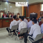 Potret sepuluh terdakwa tindak pidana umum Aksi May Day di ruang sidang Pengadilan Negeri (PN) Bandung, Jl. L. L. R.E. Martadinata No.74-80, Kec. Bandung Wetan, Kota Bandung pada Kamis, (30/7). (Foto: Siska Vania/SM).