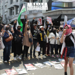 Potret peserta aksi menyampaikan orasi dalam aksi yang digelar warga Dago Elos bersama sejumlah elemen solidaritas di Jalan Braga, Kecamatan Sumur Bandung, Kota Bandung pada Sabtu, (11/7).     (Foto: Violetta Kahyang Lestari Fauzi/SM).