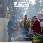 Suasana perayaan Hari Ulang Tahun (HUT) ke-81 Republik Indonesia (RI) di Gedung Sate, Jalan Diponegoro No. 22, Kota Bandung, diwarnai aktivitas pedagang yang menjajakan dagangannya di tengah keramaian warga pada Senin, (17/8).