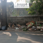 Potret sejumlah material lapak Pedagang Kaki Lima (PKL) tampak dibongkar dan diletakkan di sisi trotoar kawasan Tamansari, Kota Bandung, pada Rabu, (26/8).     (Foto: Aura Lestari Sandy/SM).