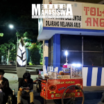 Suasana malam hari di Taman Cikapayang Dago dengan dua orang yang tengah duduk sambil membaca buku di samping gerobak cilok pada Selasa, (21/7).  (Foto: Violetta Kahyang Lestari Fauzi/SM).