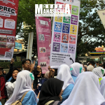 Potret mahasiswa sedang mengangkat banner Organisasi Mahasiswa (Ormawa) sebagai bentuk promosi kepada Mahasiswa Baru (Maba) pada pelaksanaan Taaruf Tahun Akademik 2026/2027 di Kampus I Universitas Islam Bandung (Unisba), Jl Tamansari No.20 Kota Bandung pada Senin, (14/9).   (Foto: Siti Nur Halizah/SM).