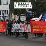 Potret massa aksi dari berbagai elemen mahasiswa dan masyarakat di Kota Bandung membawa poster berisi keresahan terhadap dua tahun masa pemerintahan Prabowo-Gibran pada Selasa, (20/10).  (Foto: Siti Nur Halizah/SM).