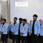 Potret fungsionaris Badan Eksekutif Mahasiswa Universitas Islam Bandung (BEMU) berdiri saat pengucapan sumpah jabatan dalam pelantikan di Auditorium Gedung Dekanat Unisba, Jalan Tamansari No. 24, Kota Bandung, pada Sabtu (24/10).    (Foto: Siti Nur Halizah/SM).