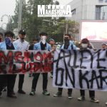 Potret beberapa mahasiswa membentangkan banner tuntutan di tengah barisan massa aksi yang bertepatan dengan Hari Sumpah Pemuda di Taman Cikapayang Dago, Kota Bandung, pada Rabu, (28/10). (Foto: Siska Vania/SM)